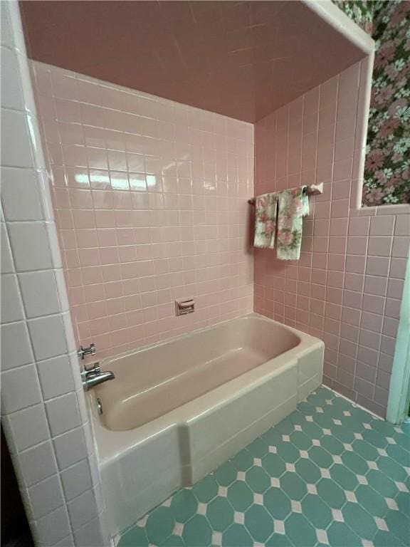 1929 Alcoa Dr, Arnold, PA 15068 - bathroom featuring a tub, wallpapered walls, and tile walls