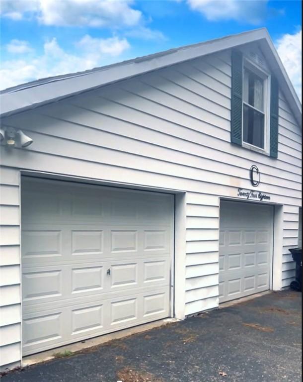 2418 Graceland Rd, Neshannock Twp, PA 16105 - view of garage