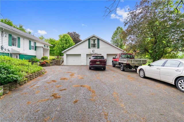 2418 Graceland Rd, Neshannock Twp, PA 16105 - view of side of property with a detached garage
