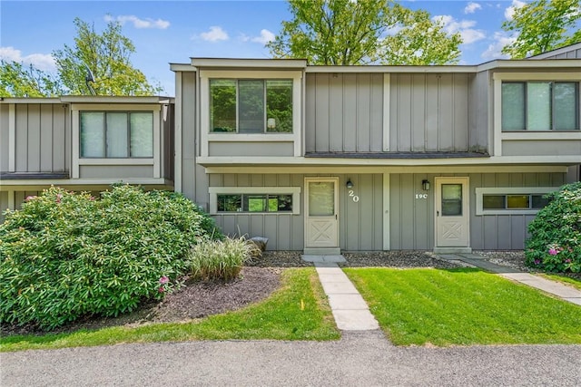 20 Craighead Dr, Hidden Valley, PA 15502 - townhome / multi-family property featuring board and batten siding