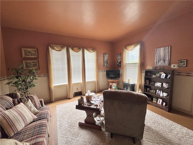 509 N Mercer St, New Castle/1St, PA 16101 - carpeted living area featuring baseboards