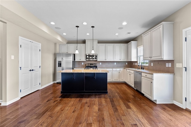 876 Beacon Ln, Mccandless, PA 15237 - kitchen featuring appliances with stainless steel finishes, a sink, a center island, dark wood finished floors, and recessed lighting