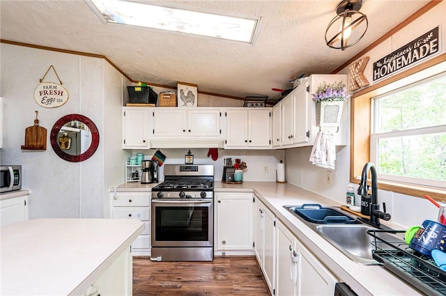 34 Max St, Hempfield Twp Wml, PA 15601 - kitchen featuring stainless steel appliances, a textured ceiling, vaulted ceiling, ornamental molding, and light countertops