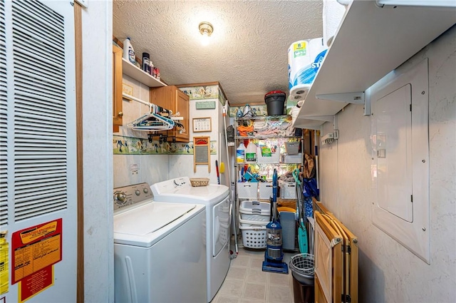 34 Max St, Hempfield Twp Wml, PA 15601 - laundry room featuring a heating unit, electric panel, independent washer and dryer, a textured ceiling, and light flooring