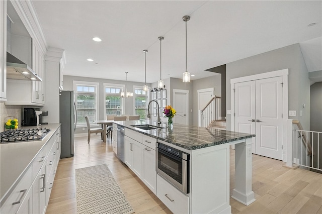 349 Azalea Dr, Peters Twp, PA 15367 - kitchen featuring a sink, appliances with stainless steel finishes, an island with sink, light wood-style flooring, and white cabinets