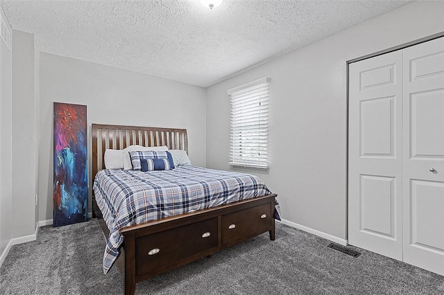 121 Woodhaven Dr, Seven Fields Boro, PA 16046 - bedroom with carpet, a textured ceiling, baseboards, and a closet