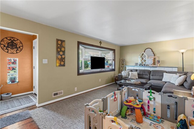 2092 Arnold Acres Dr, Banksville/Westwood, PA 15205 - living area featuring baseboards