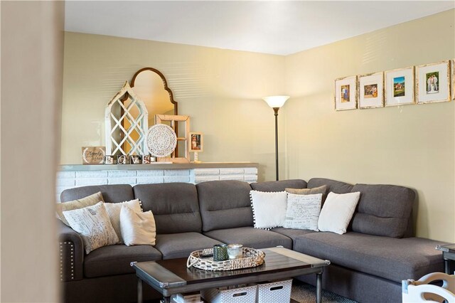 2092 Arnold Acres Dr, Banksville/Westwood, PA 15205 - living room featuring a dry bar