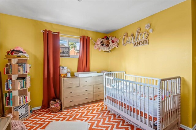 2092 Arnold Acres Dr, Banksville/Westwood, PA 15205 - bedroom featuring a crib