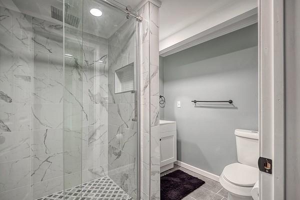 1603 Randolph Ln, Penn Hills, PA 15147 - bathroom featuring toilet, a marble finish shower, baseboards, and vanity