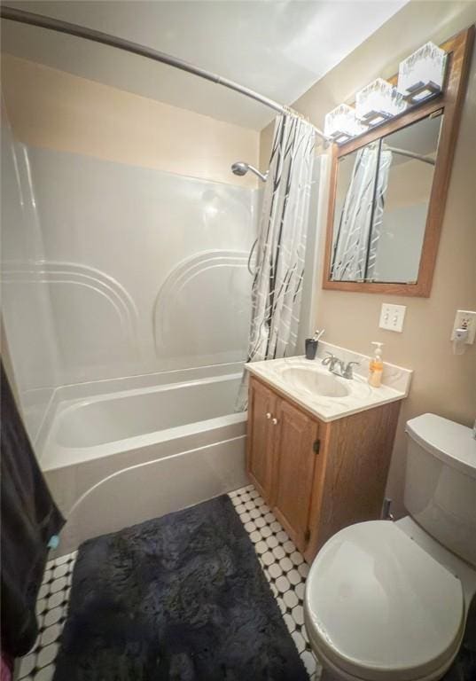 829 Saxonburg Rd, Jefferson Twp But, PA 16002 - bathroom with shower / tub combo with curtain, toilet, and vanity