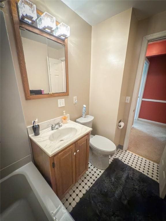 829 Saxonburg Rd, Jefferson Twp But, PA 16002 - bathroom with toilet, vanity, and a bathtub