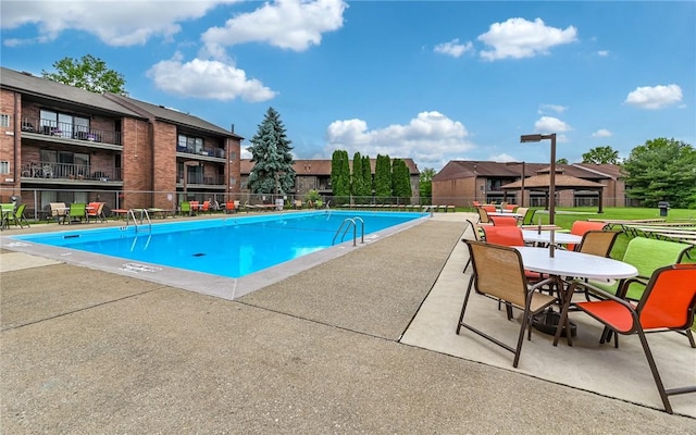 1556 Fairmont St, Wilkinsburg, PA 15221 - community pool with a patio