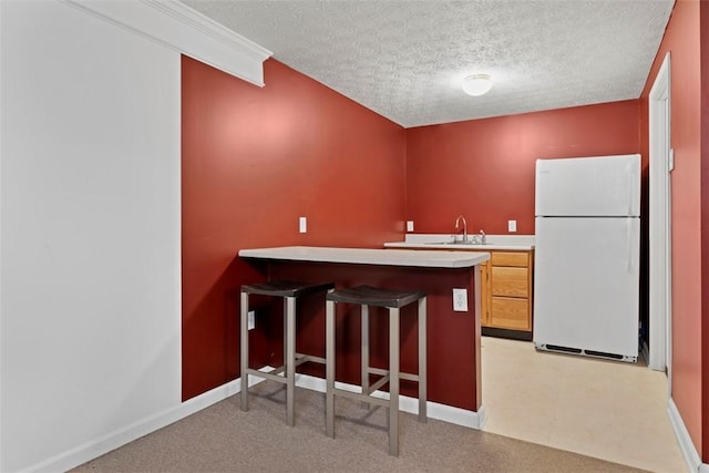 9264 Marshall, Cranberry Twp, PA 16066 - bar featuring freestanding refrigerator, a sink, a textured ceiling, and baseboards