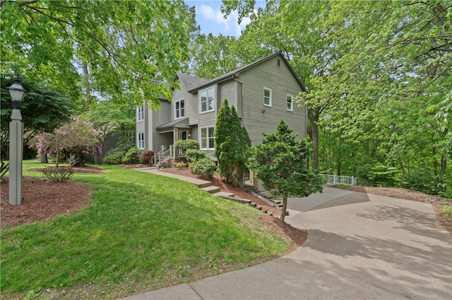 2662 Timberglen Dr W, Franklin Park, PA 15090 - view of front facade featuring driveway and a front lawn