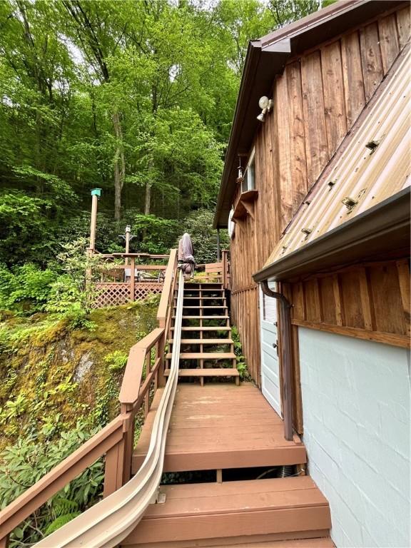 688 N Tunnel Rd, Pa, PA 16374 - view of stairs