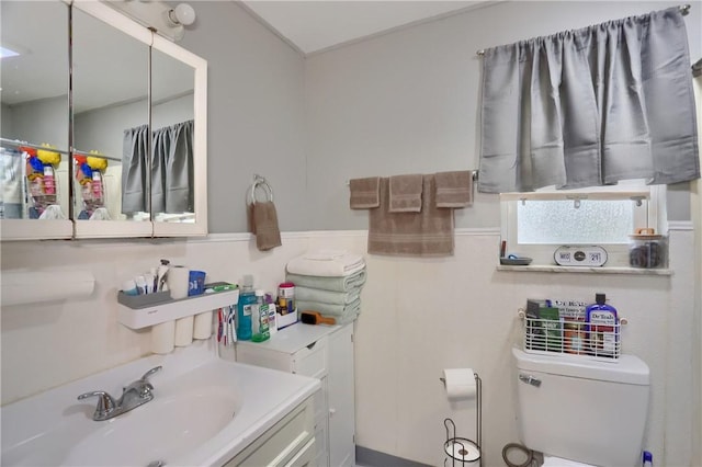 2 Sunnyside Dr, Braddock Hills, PA 15221 - full bath with toilet, vanity, and curtained shower