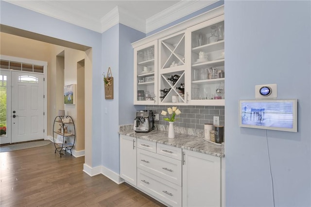 5525 Fontana Ct, Murrysville, PA 15632 - bar with backsplash, dark wood finished floors, baseboards, and ornamental molding