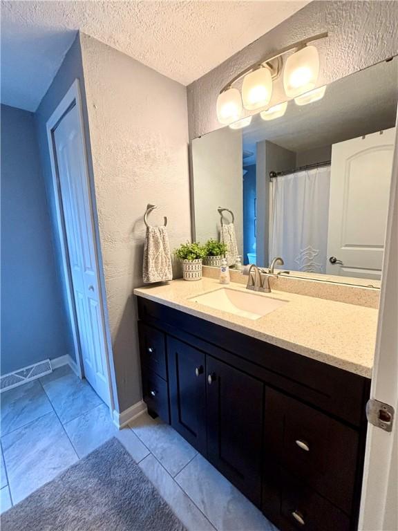 112 Bandywine, Penn Twp Wml, PA 15642 - full bath featuring a textured ceiling, vanity, and a textured wall
