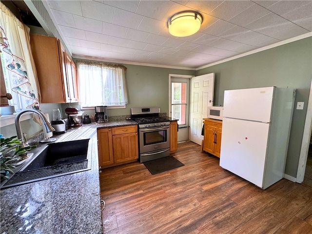 27 Oak Hill Dr, Pine Twp Mer, PA 16127 - kitchen with white appliances, ornamental molding, brown cabinetry, a sink, and dark wood-style floors