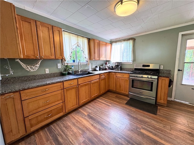 27 Oak Hill Dr, Pine Twp Mer, PA 16127 - kitchen with gas range, dark countertops, a sink, plenty of natural light, and crown molding