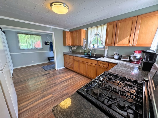 27 Oak Hill Dr, Pine Twp Mer, PA 16127 - kitchen featuring a sink, healthy amount of natural light, dark wood-style flooring, brown cabinetry, and crown molding