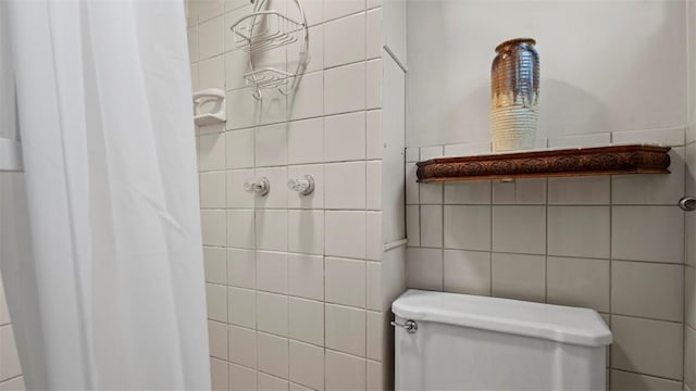 817 Wainwright Dr, Mt Lebanon, PA 15228 - full bath with tile walls, toilet, and tiled shower