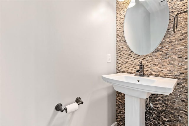 103 Cherokee Ct, Buffalo Twp But, PA 16229 - bathroom featuring decorative backsplash