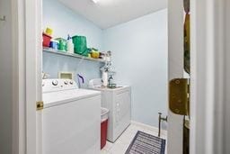 1011 Sunnyfield Ct, Penn Twp Wml, PA 15636 - laundry area with washer and dryer and baseboards