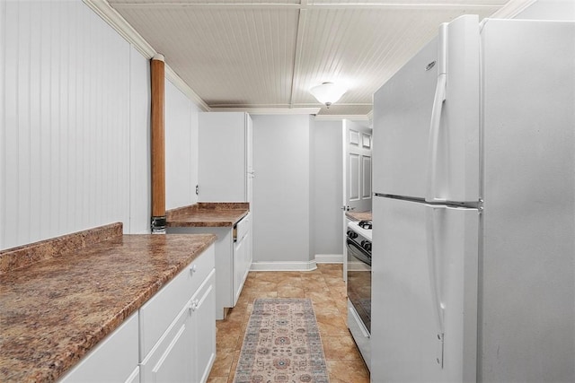 1544 Eldorado Dr, Hopewell Twp Bea, PA 15001 - kitchen with freestanding refrigerator, white cabinets, crown molding, gas stove, and baseboards