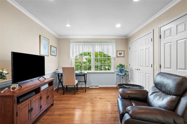 1544 Eldorado Dr, Hopewell Twp Bea, PA 15001 - living room featuring light wood-style flooring, crown molding, recessed lighting, and baseboards