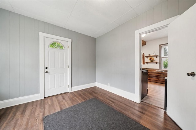 507 Sells Ln, Hempfield Twp Wml, PA 15601 - foyer with dark wood-style floors, plenty of natural light, and baseboards