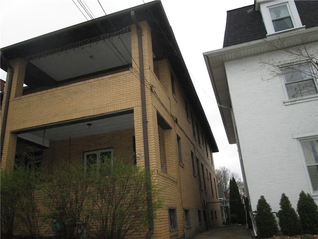 386 Woodland Ave, Oakmont, PA 15139 - view of side of home featuring brick siding and roof with shingles