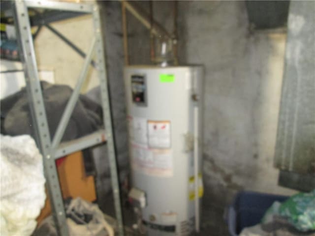 386 Woodland Ave, Oakmont, PA 15139 - utility room with water heater