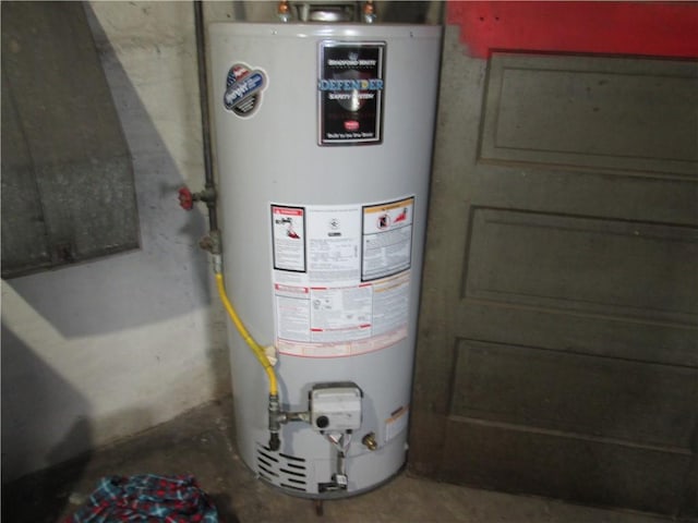 386 Woodland Ave, Oakmont, PA 15139 - utility room with water heater