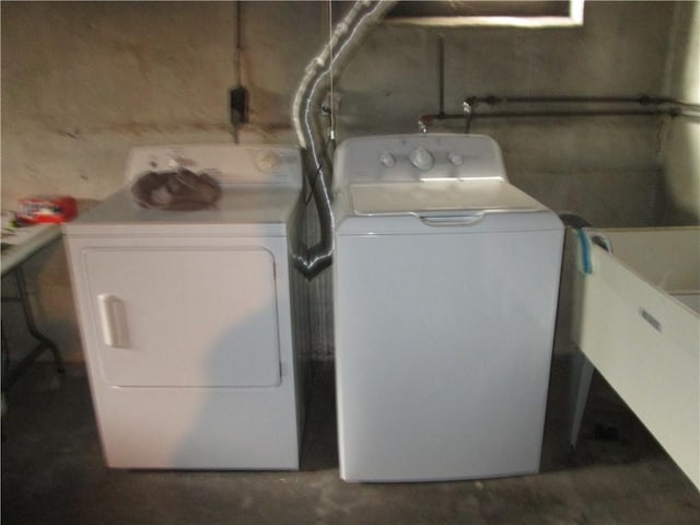 386 Woodland Ave, Oakmont, PA 15139 - washroom with washing machine and clothes dryer
