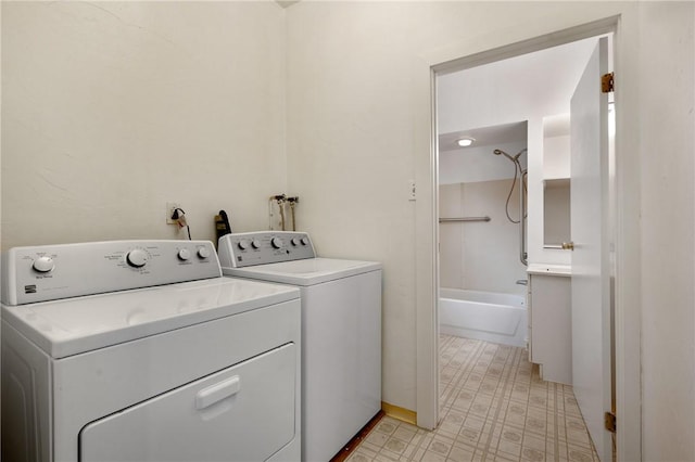 636 Edmond St, Bloomfield, PA 15224 - laundry room with washing machine and dryer and light flooring