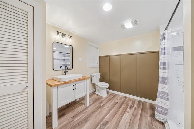 1507 Woodlawn Dr, Unity Twp, PA 15650 - bathroom with toilet, vanity, wood finished floors, and a shower with curtain