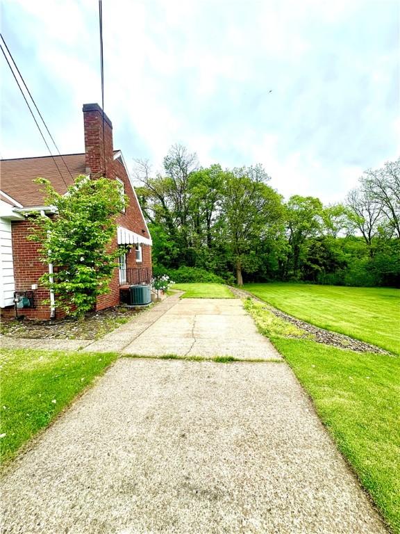 1425 Elgin, Aliquippa, PA 15001 - view of green lawn featuring driveway