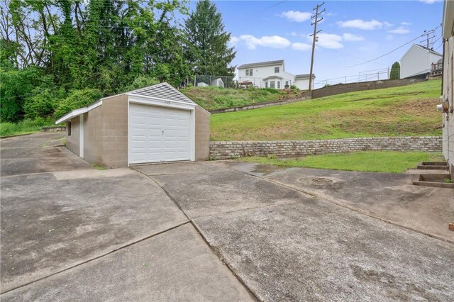 55 Lawrence St, Shaler, PA 15209 - detached garage featuring concrete driveway