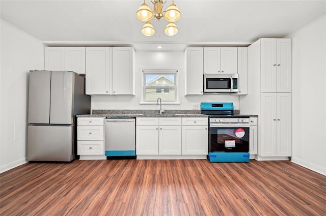 425 Routh Dr, Monroeville, PA 15146 - kitchen featuring appliances with stainless steel finishes, a sink, baseboards, dark wood-style floors, and ornamental molding