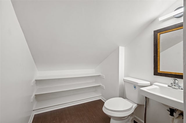 425 Routh Dr, Monroeville, PA 15146 - bathroom with wood finished floors, toilet, a sink, baseboards, and vaulted ceiling