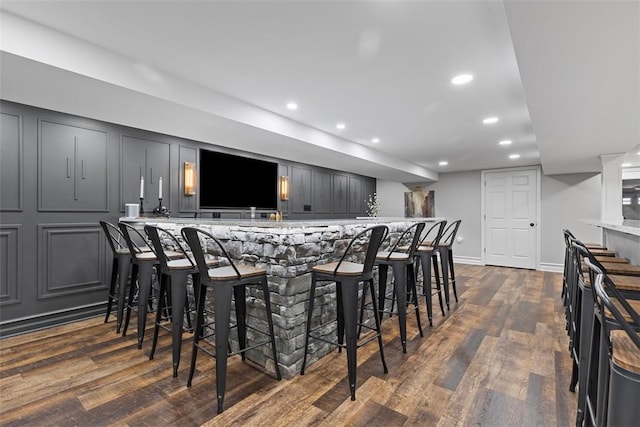 152 Devonwood Dr, Upper St Clair, PA 15241 - indoor wet bar featuring dark wood-style floors, recessed lighting, and baseboards