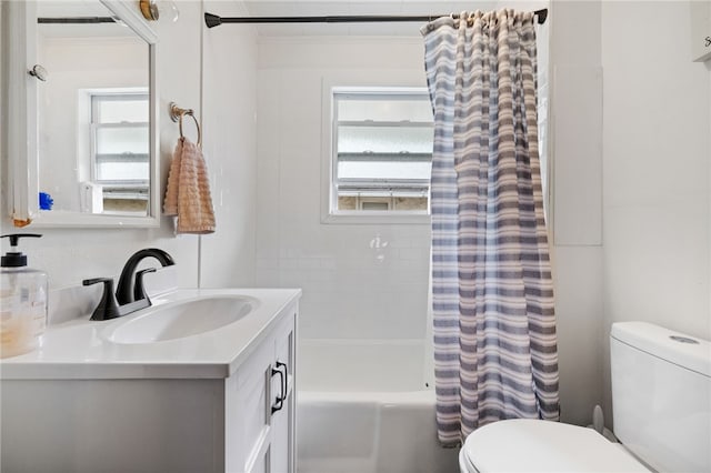 545 Ohio Ave, Midland Boro, PA 15059 - full bath featuring toilet, plenty of natural light, shower / bath combo, vanity, and crown molding