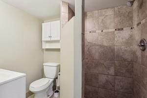 200 Edgewood Dr, Hopewell Twp Bea, PA 15001 - full bath featuring vanity, tiled shower, and toilet