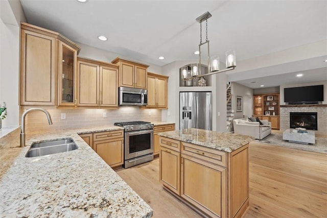 3602 Senate Ct, Adams Twp, PA 16059 - kitchen with stainless steel appliances, a sink, light wood finished floors, a kitchen island, and backsplash
