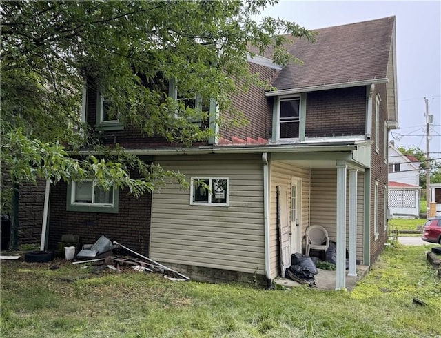 428 2nd St, Donora, PA 15033 - back of house featuring a lawn