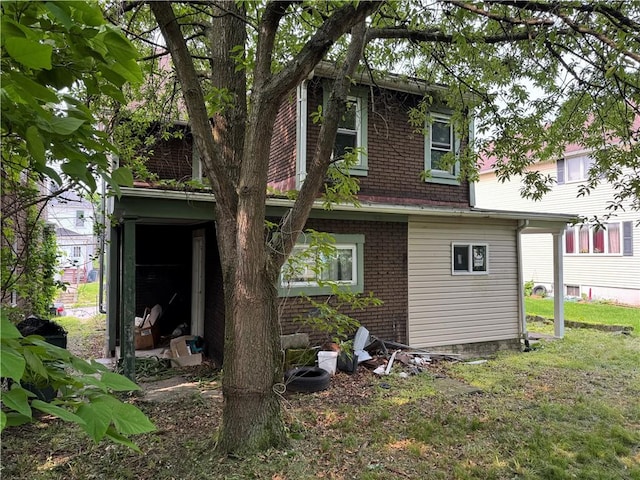 428 2nd St, Donora, PA 15033 - rear view of house featuring a lawn