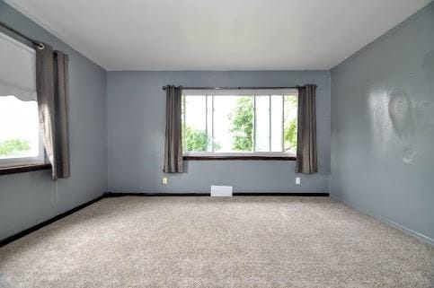 904 Mcclintock Ave, Washington Twp Fay, PA 15012 - carpeted empty room featuring plenty of natural light and baseboards