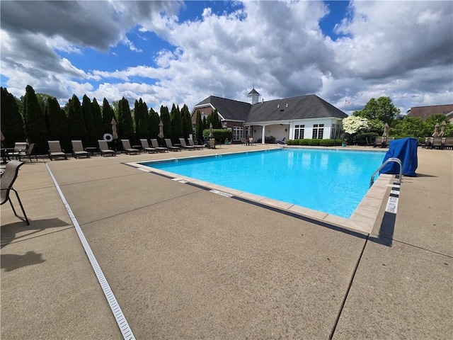 230 Patriot Ln, Economy, PA 15042 - community pool with a patio area
